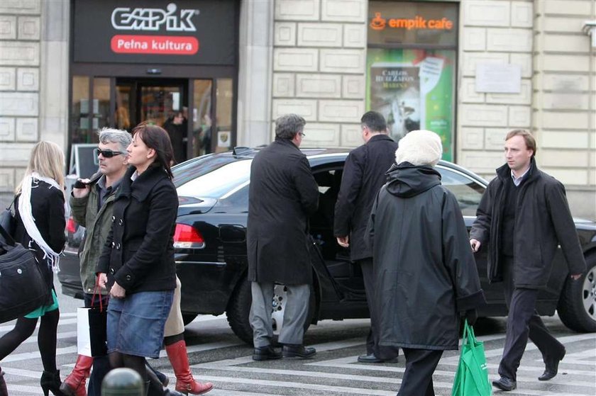 Zawieźli Komorowskiego na zakupy