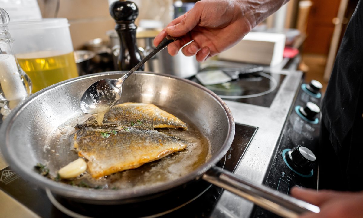 Wrzuć do garnka z wodą i postaw na kuchence. Smród smażenia zniknie od razu