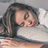 Ha ebben a pózban alszik, felgyorsítja bőre öregedését