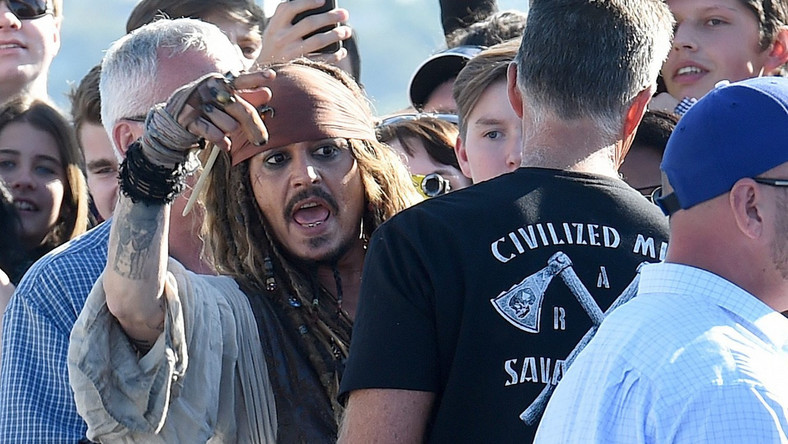 Johnny Depp przywiózł na plan w Australii swoim prywatnym odrzutowcem dwa pieski rasy york. Nie dopełnił jednak obowiązków – wedle australijskiego prawa psiaki powinny być poddane kwarantannie. Teraz słynny aktor ma z tego powodu duże problemy.