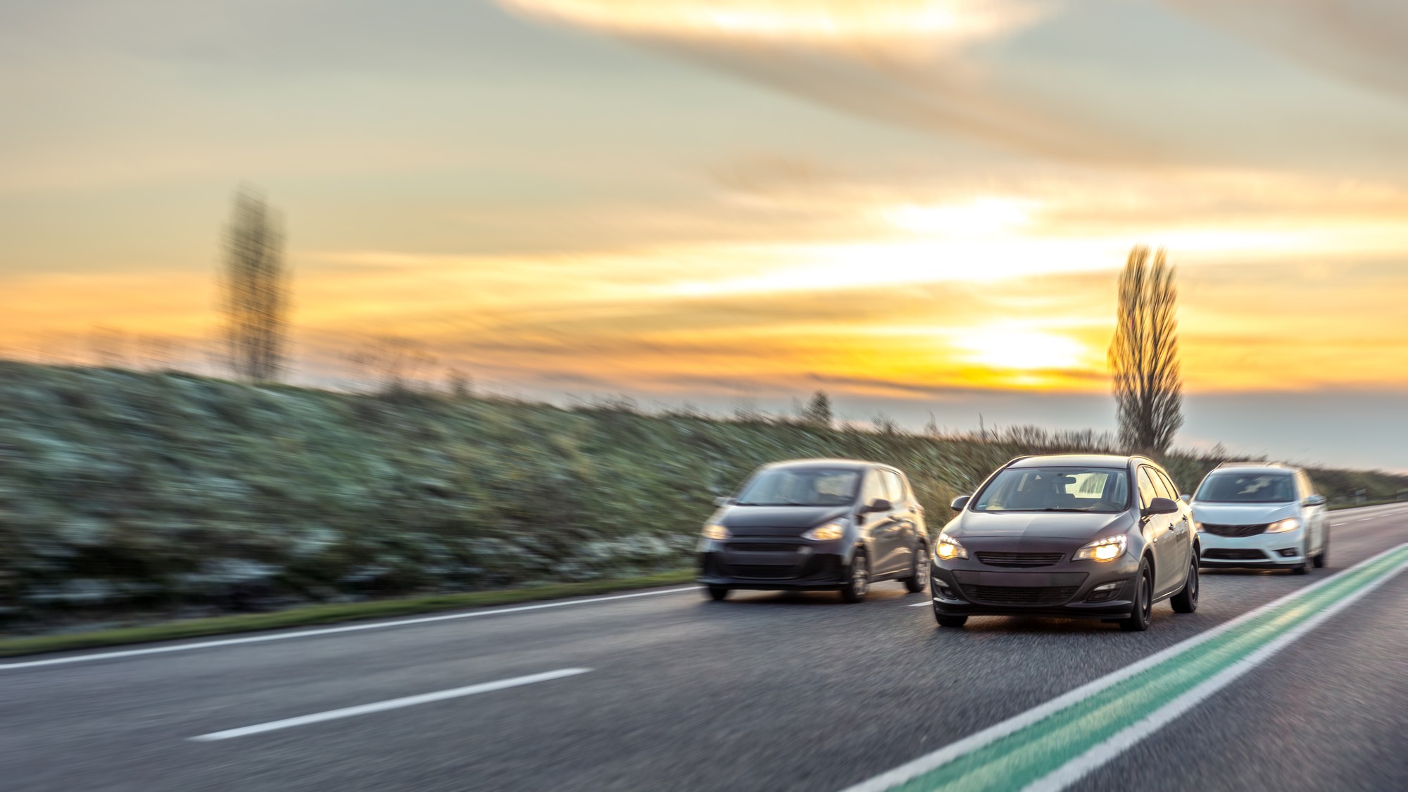 Správna technika brzdenia vyžaduje súčasnú aktiváciu bŕzd a výstražných svetiel pre varovanie ostatných vodičov. Včasný signál výrazne znižuje riziko nárazu zozadu. 