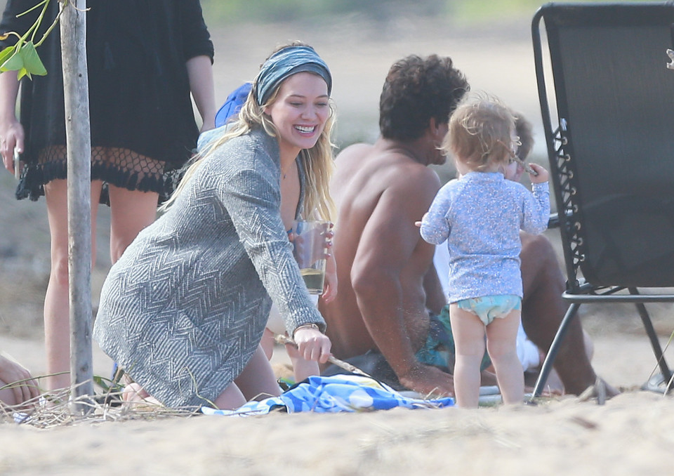 Hillary Duff na plaży z synem