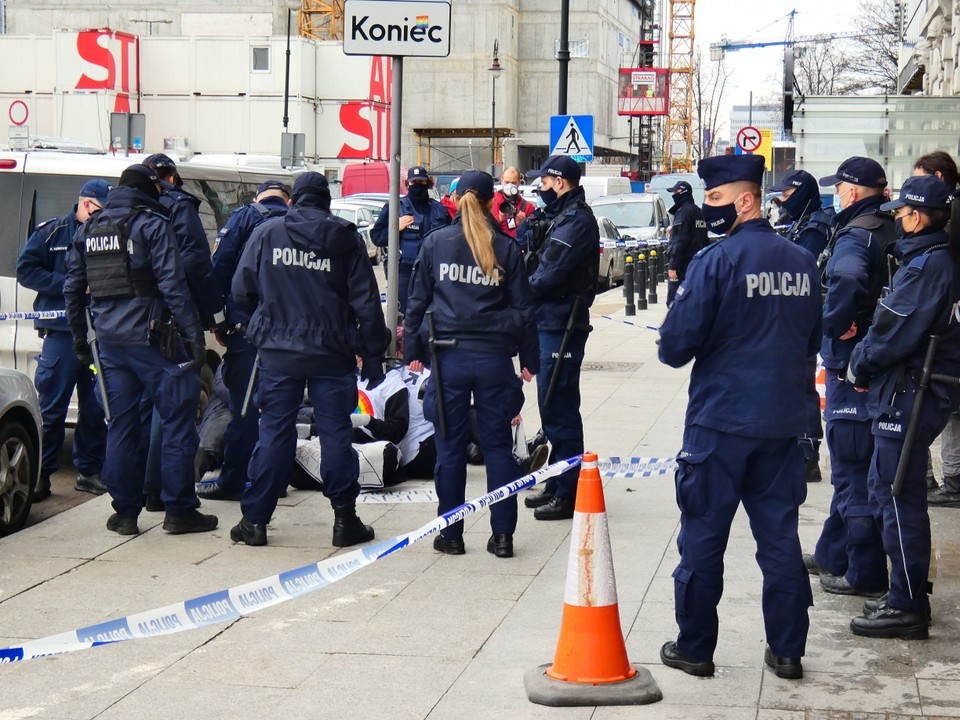 Protesty w kilku miejscach w Warszawie. Aktywiści przykuli się do ogrodzeń, rozwiesili wielki baner