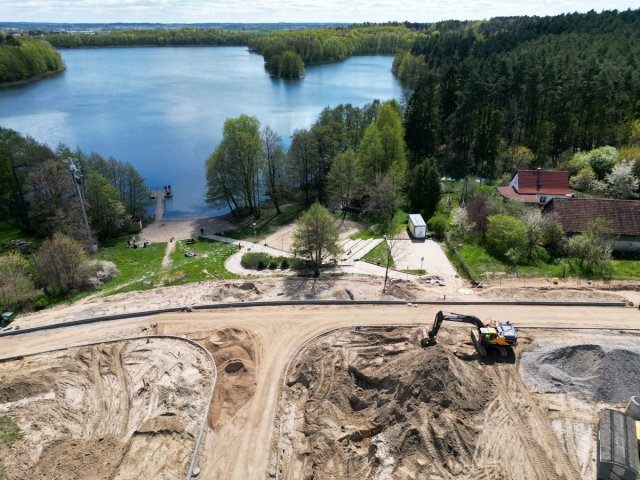 Widok na jezioro Skanda z lotu ptaka. Widzimy także budowę ul. Plażowej