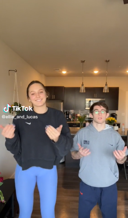 22-roční vysokoškoláci Ellie a Lucas  pridávajú mnoho videí na TikTok, v ktorých sa zabávajú na svojom výškovom rozdiele.