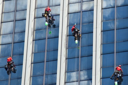 Ważni, ale niedoceniani. Jak postrzegają siebie pracownicy fizyczni?