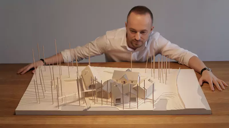 Architekt Bogusław Barnaś i model domu &quot;Polska Zagroda&quot;.