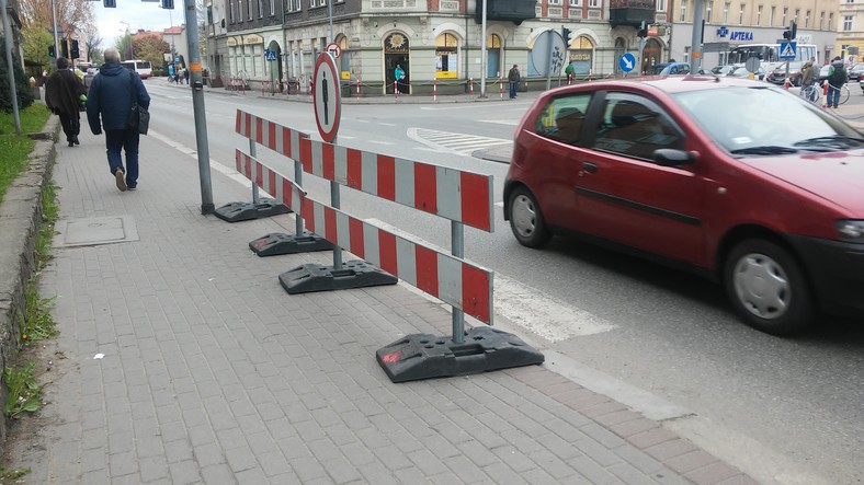 Zablokowane przejście dla pieszych