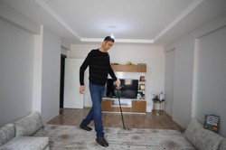 Parasolka i szyberdach. Tak prowadzi samochód najwyższy człowiek świata [WIDEO]