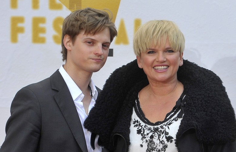 Gwiazdy z rodziną na czerwonym dywanie