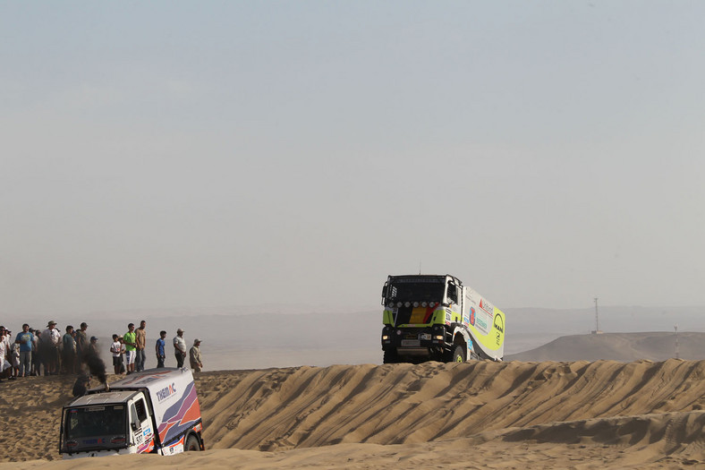 Dakar 2013: Hołowczyc zawiedziony, Sainz utknął na wydmach (2. etap, wyniki, galeria)