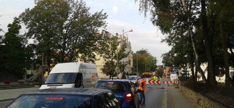 Duże utrudnienia na ulicy Narutowicza w centrum Tarnowa