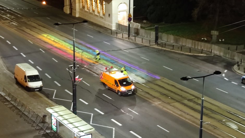 Tęczowa flaga na trasie Marszu Niepodległości. Fot. quzquz