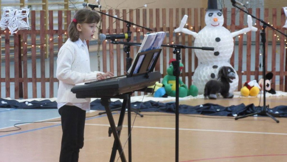 Łucja ma osiem lat, kocha muzykę, śpiew i naukę. Zawsze uśmiechnięta. "Przylepa" - mawiała o niej mama. Dziś uśmiecha się znacznie rzadziej. Codziennie walczy z chorobą, która wręcz obdarła ją ze skóry. By żyć Łucja potrzebuje sterylnych warunków i rehabilitacji. Z pomocą dziewczynce ruszyła nauczycielka.