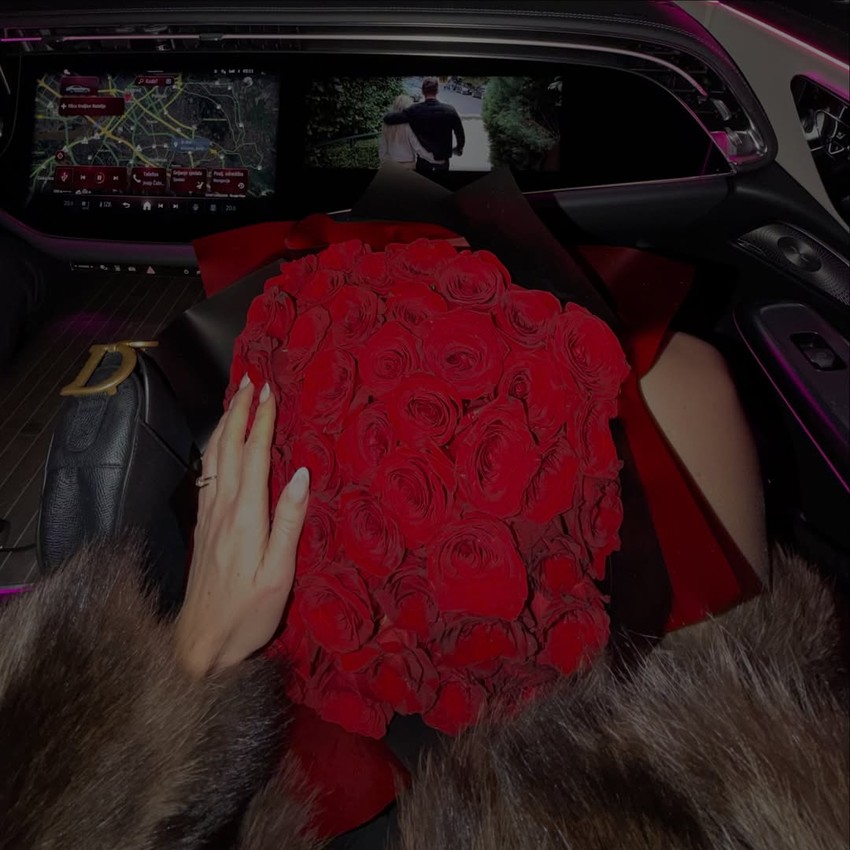 Fatalna plavuša (33) bila u braku sa ženom, a sad u vezi sa muškarcem koji je tretira kao kraljicu