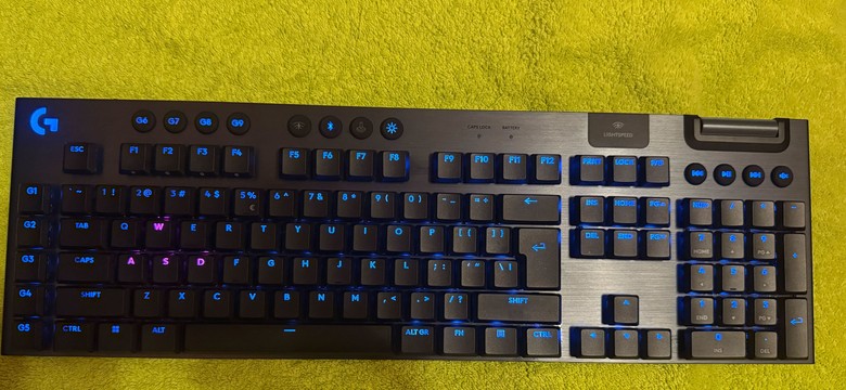 Logitech G915X Lightspeed, przepiękna klawiatura z potężną baterią i jeszcze potężniejszą ceną [RECENZJA]