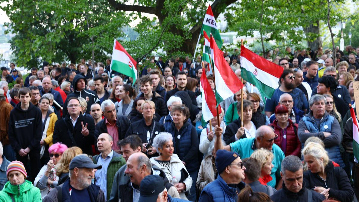 Magyar Péter tüntetése a Belügyminisztérium előtt – Bocsánatkérésre szólította fel Orbán Viktort a tömeg - Élő