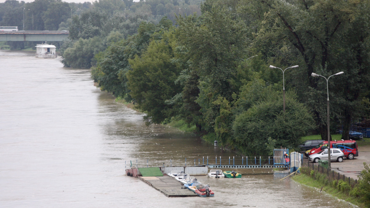 Na Dolnym Śląsku nadal intensywnie pada deszcz. Woda przekroczyła stany alarmowe w 26 miejscach najwięcej na Nysie Łużyckiej i Kaczawie.