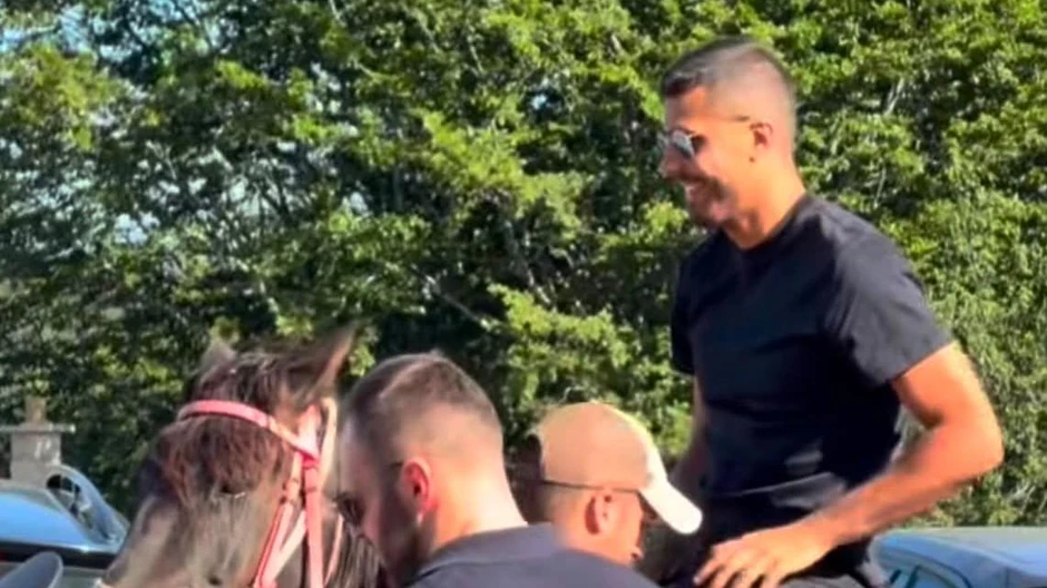 Španac Rodri se sprema za jahanje konja na Durmitoru | Foto: instagram.com/etnokatundurmitor