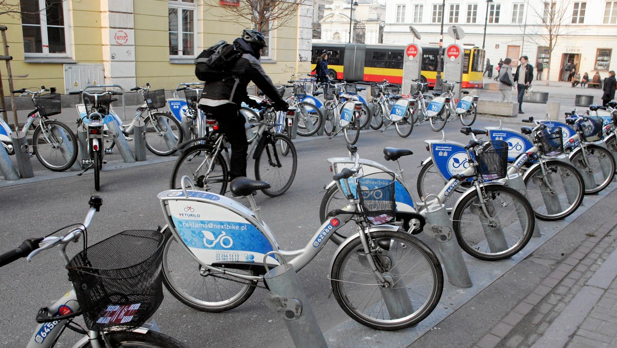 W ciągu kilku miesięcy powstanie 21 nowych stacji systemu Veturilo, dzięki którym w Warszawie przybędzie ponad 200 kolejnych rowerów miejskich. Z kolei już w maju stołeczni cykliści będą mogli wziąć udział w konkursie miast na najwięcej przejechanych kilometrów.