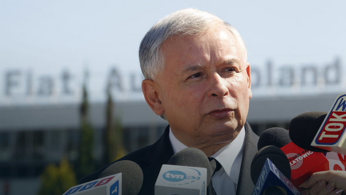 Prezes PiS Jarosław Kaczyński mówił trzy dni temu, podczas obchodów miesięcznicy smoleńskiej, że marsz będzie wyrazem poparcia dla dobrej drogi zmian, którą w tej chwili idzie Polska. - Ruszymy jak zwykle w marszu, który będzie upamiętniał tamten straszny dzień - 13 grudnia 1981 roku. Marsz będzie też wyrażał wolę kroczenia drogą do silnej, zasobnej Rzeczpospolitej. Tą drogą już idziemy, ale wsparcie potrzebne jest cały czas - mówił w czwartek prezes PiS.