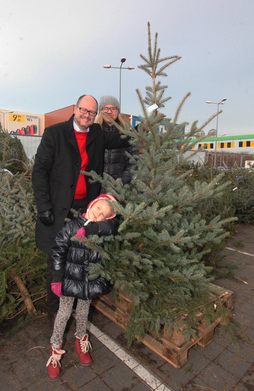 Prezydent Gdańska Paweł Adamowicz na choinkowych zakupach z córkami Tereską ( 5 l.) i Antosią (12 l.)