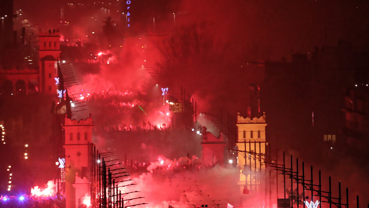 Warszawa: policja ukarała pierwszą osobę za odpalenie rac na marszu