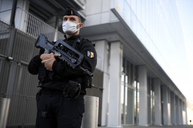 Francuski policjant przed gmachem sądu