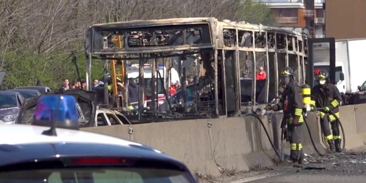 Horror we Włoszech. Kierowca porwał i podpalił autobus z dziećmi 