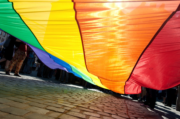 Akcję "tęczowy piątek" na 26 października planowała Kampania Przeciw Homofobii - ogólnopolska organizacja pozarządowa działająca na rzecz osób homo-, biseksualnych i transpłciowych (LGBT).