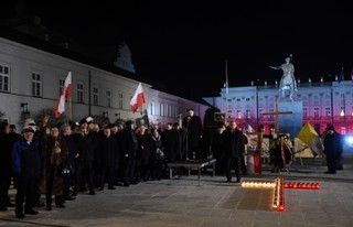 Kaczyński w miesięcznicę smoleńską: Idziemy drogą, która doprowadzi nas niedługo do prawdy. Zdrajcy przegrają