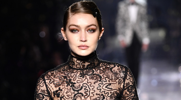 Bella és Gigi Hadid egyaránt szexire vette a figurát/Fotó: Getty Images