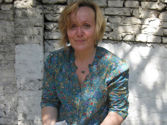 Tamara Ognjević sa rekonstrisanim hlebom iz Starog Rasa