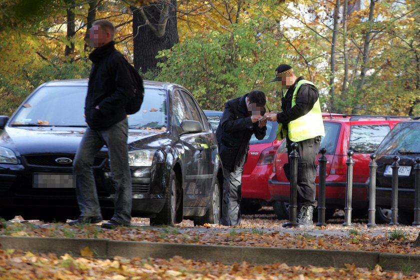 strażnicy zakładają blokady