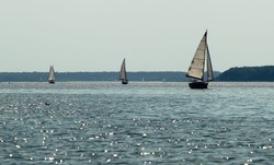 Tragedia nad jeziorem Śniardwy. Nie żyje 67-latek, który zaczepił masztem o linię średniego napięcia