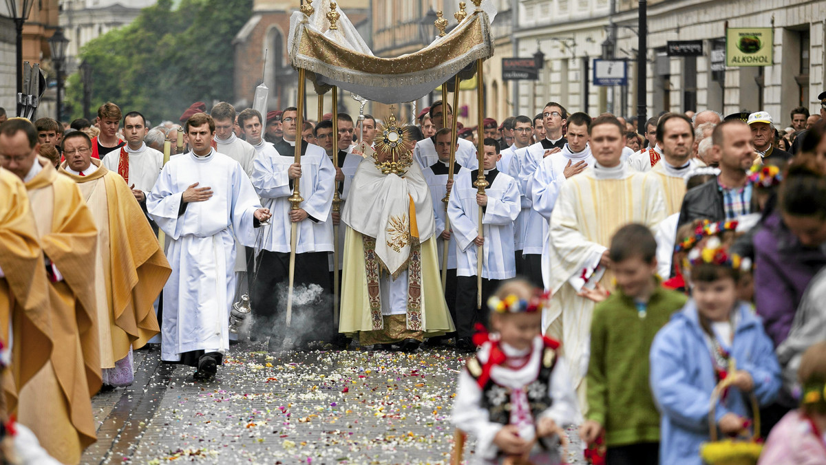 W czwartek 19 czerwca przypada święto Bożego Ciała. Jak zwykle, ulicami Krakowa przejdą tradycyjne procesje, które mogą spowodować nieduże, czasowe utrudnienia w ruchu.