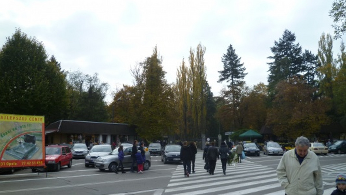 W związku z dniem Wszystkich Świętych w Opolu przy cmentarzu komunalnym w Opolu przy ul. Wrocławskiej na Półwsi obowiązywać będzie organizacja ruchu podobna do ubiegłorocznej. Auta kierowcy będą mogli pozostawiać na głównym parkingu przed cmentarzem lub przy Centrum Handlowym Karolinka.