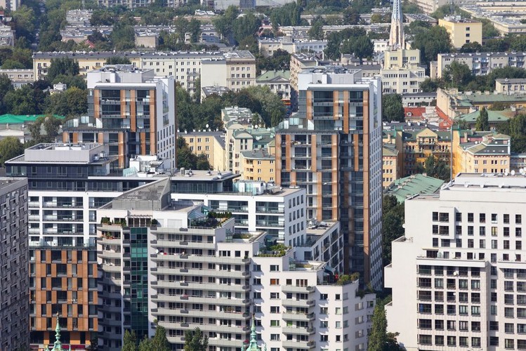 Dane do rankingu pochodzą z portalu numbeo.com Wszystkie poziomy indeksów odnoszą się do Nowego Jorku, dla którego wartość każdego indeksu wynosi 100 pkt. Oznacza to, że przy indeksie siły nabywczej pieniądza na poziomie 95 pkt. za średnią pensję w danym kraju można kupić o 5 proc. mniej towarów niż w Nowym Jorku. Pod względem ilości produktów i usług, jakie można kupić za daną pensję Polska zajęła 41 miejsce w rankingu. Zdolności nabywcze Polaków są wyższe chociażby niż Portugalczyków, Greków czy Litwinów. Z kolei jeżeli chodzi o wskaźnik cen towarów i usług konsumpcyjnych Polska zajęła dopiero 90. miejsce w zestawieniu państw uwzględnionych przez portal numbeo.com. Wskaźnik kosztów wynajmu plasuje nasz kraj na 72. miejsce w zestawieniu.