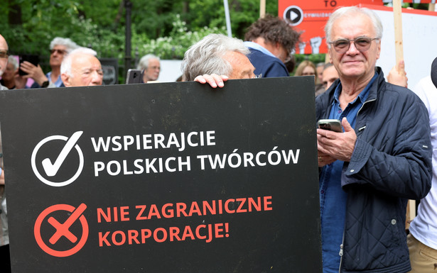 Reżyser Jacek Bromski podczas pikiety Gildii Scenarzystów Polskich i innych filmowców