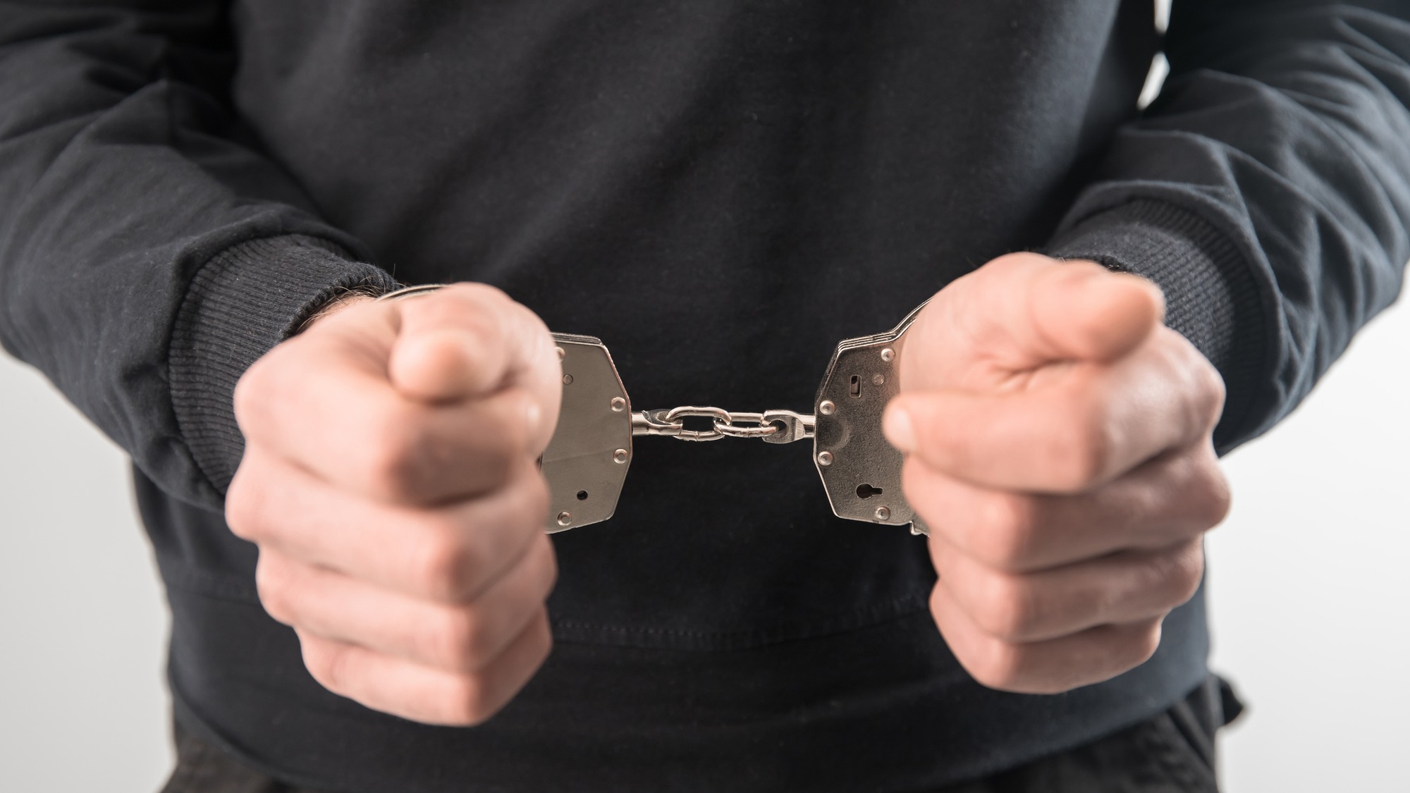 Polícia obvinila muža, ktorý mal na plavárni nadrogovať sedemročné dievča. (ilustračné foto)