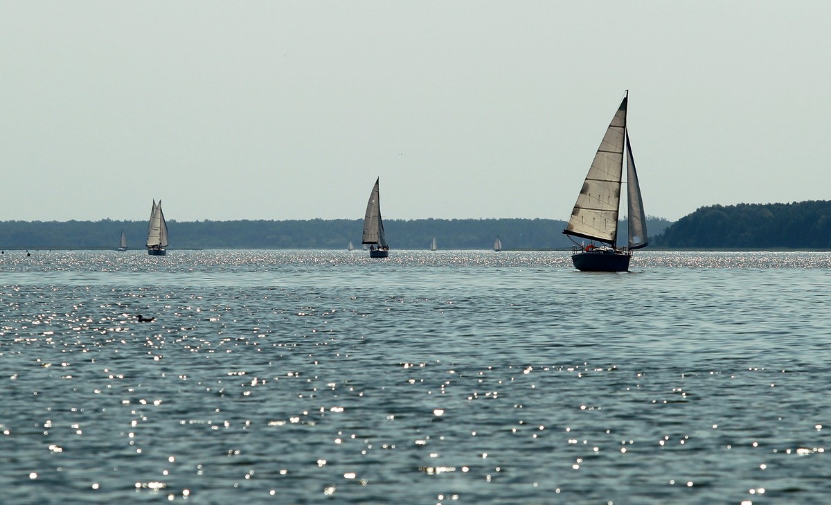 Tragedia nad jeziorem Śniardwy. Nie żyje 67-latek, który zaczepił masztem o linię średniego napięcia