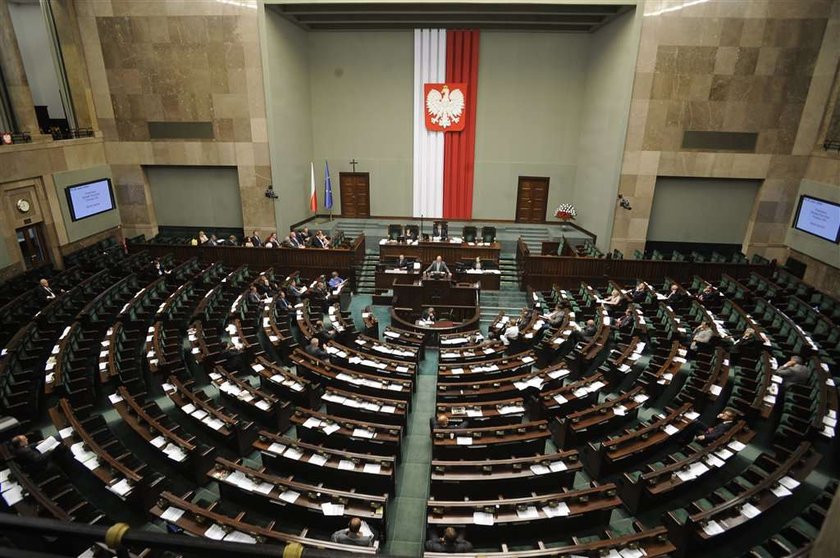 Polscy posłowie zadłużeni po uszy! Sprawdź