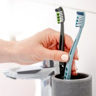 Milyen gyakran érdemes új fogkefét venni? – Jelek, hogy itt az idő a cserére