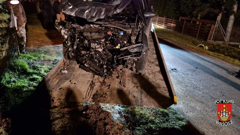 Siła uderzenia była naprawdę duża. Auto nie ma frontu