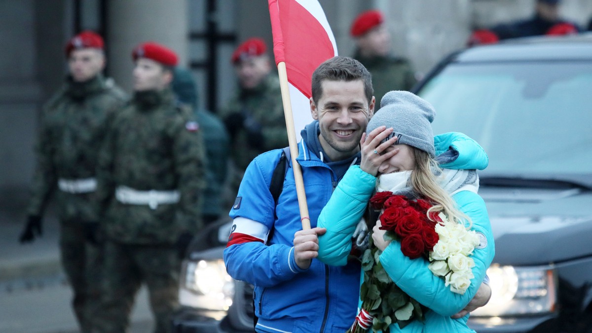 Para zaręczyła się na Marszu Niepodległości, zaprosiła Mateusza Morawieckiego na ślub