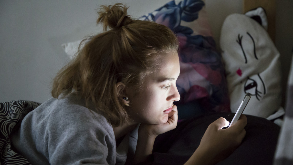 Dzieci spędzają za dużo czasu przed ekranami telefonów w internecie