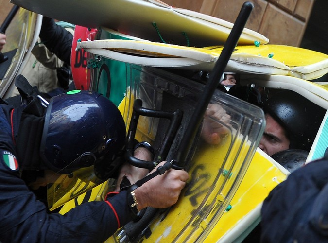 24 listopada 2010 - włoscy studenci starli się z policją podczas demonstracji niedaleko siedziby partii premiera Silvio Berlusconiego
