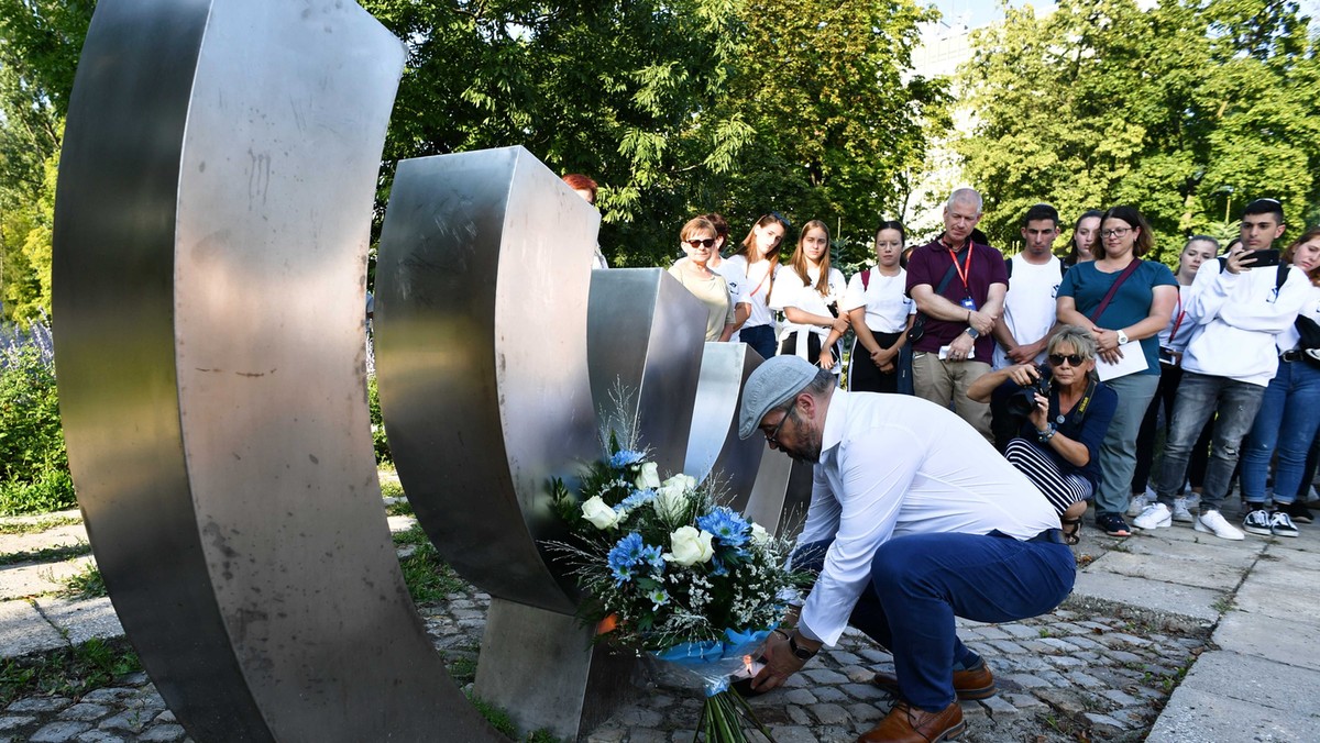 Mieszkańcy Kielc uczcili dzisiaj 77. rocznicę zagłady kieleckiego getta. - To co wydarzyło się raz, może wydarzyć się po raz drugi i trzeci. Dlatego musimy o tym pamiętać - mówił prezes Stowarzyszenia im. Jana Karskiego Bogdan Białek.