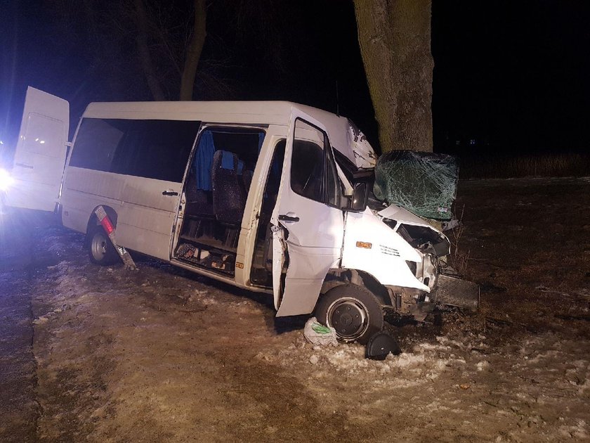 Autobus uderzył w drzewo. Nie żyje kierowca. Tragedia w Rawie Mazowieckiej