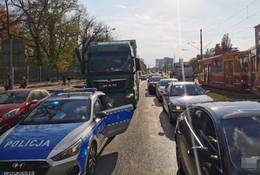 TIR blokował ulicę w Łodzi. Świadkowie byli w szoku, gdy zobaczyli kierowcę